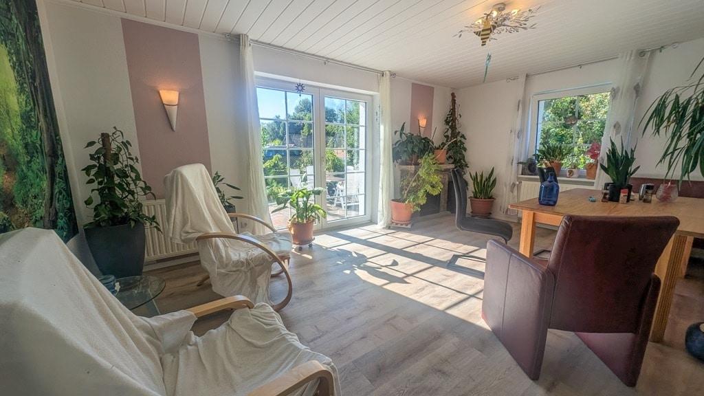 Wohnbereich mit Zugang zur Terrasse