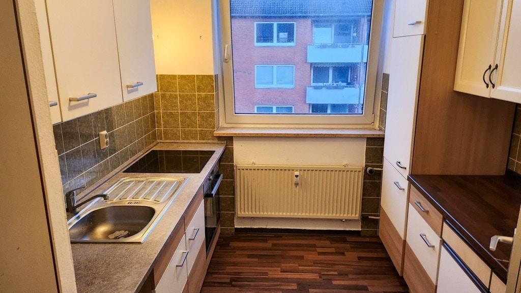 Küche mit Einbauküche
