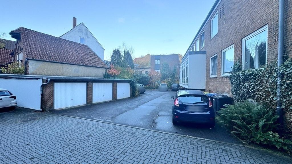 Garagenanlage und Stellplätze