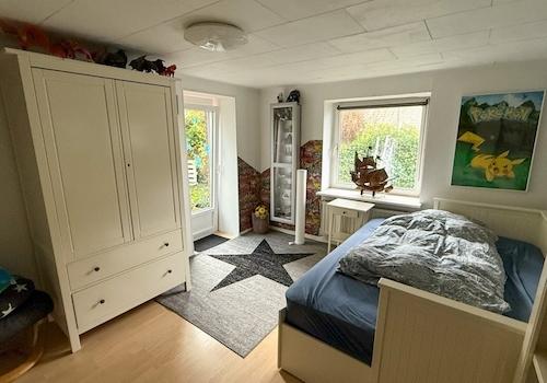 Zimmer mit Terrassentür im Erdgeschoss