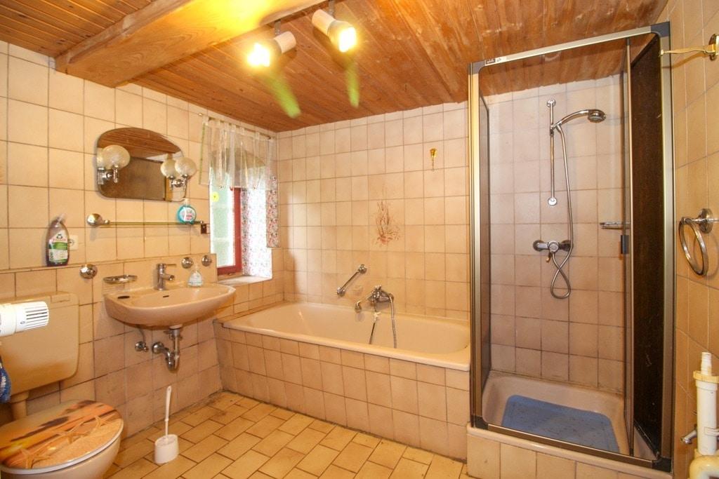Tageslichtbad mit Dusche und Badewanne im EG