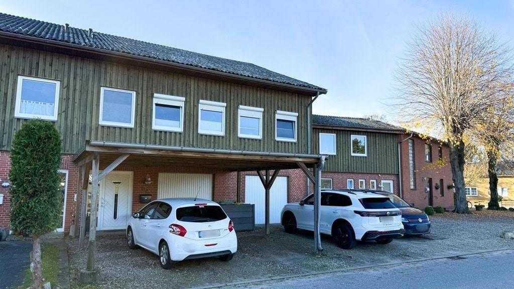 Straßenansicht mit Doppelcarport