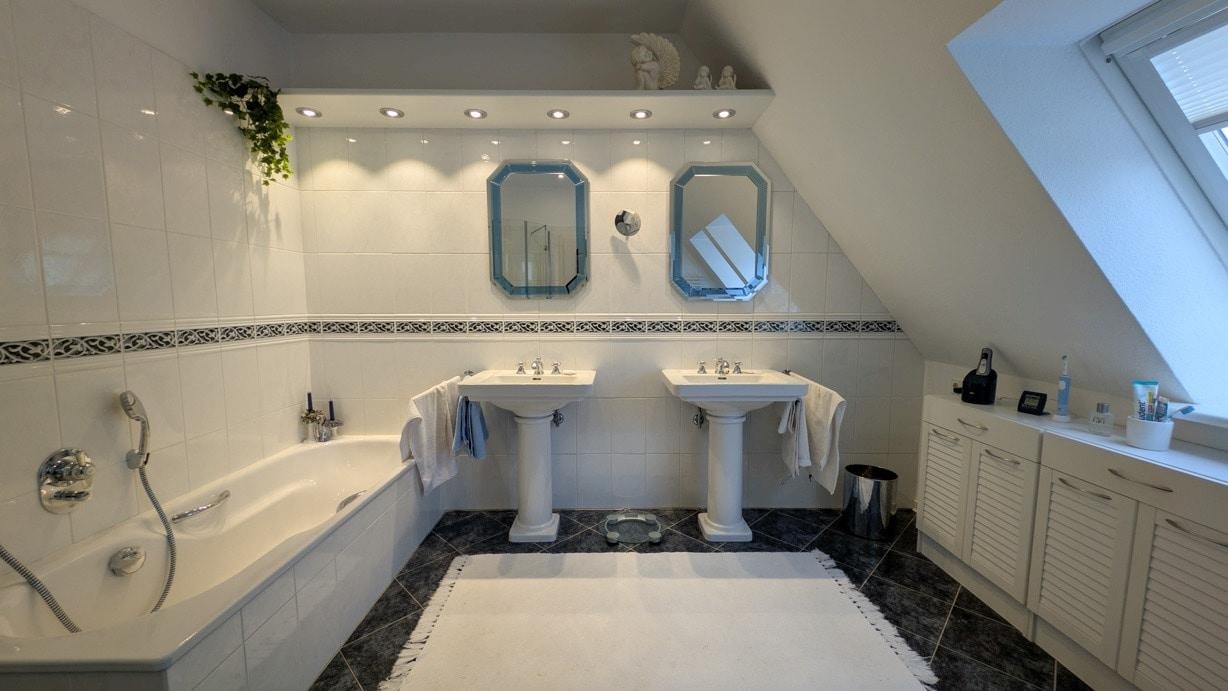 Bad mit Wanne und Dusche im Dachgeschoss