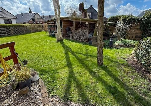 Garten mit Holzschuppen