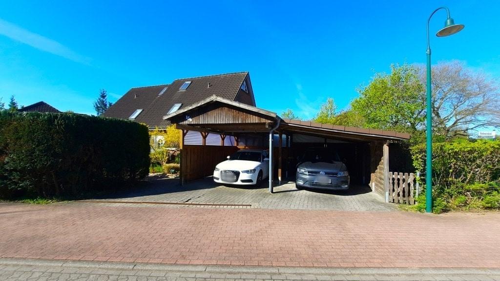 Straßenansicht + Carport