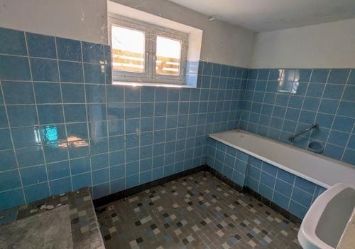 Badezimmer mit Badewanne im Keller