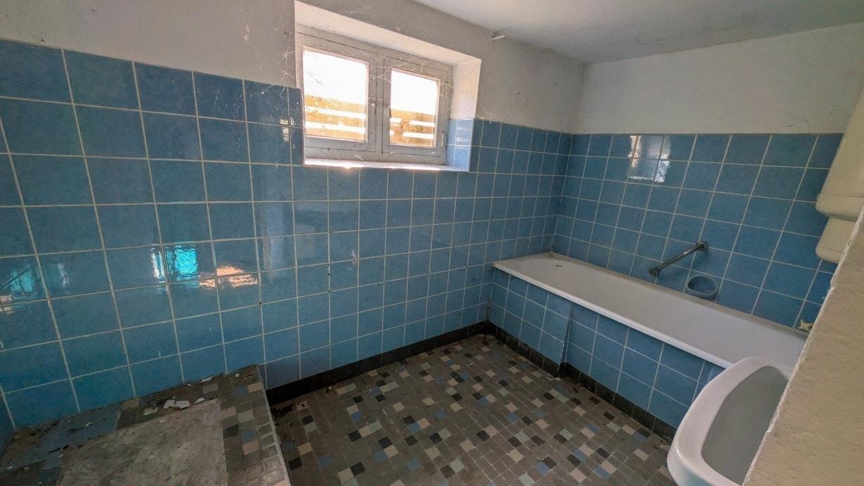 Badezimmer mit Badewanne im Keller
