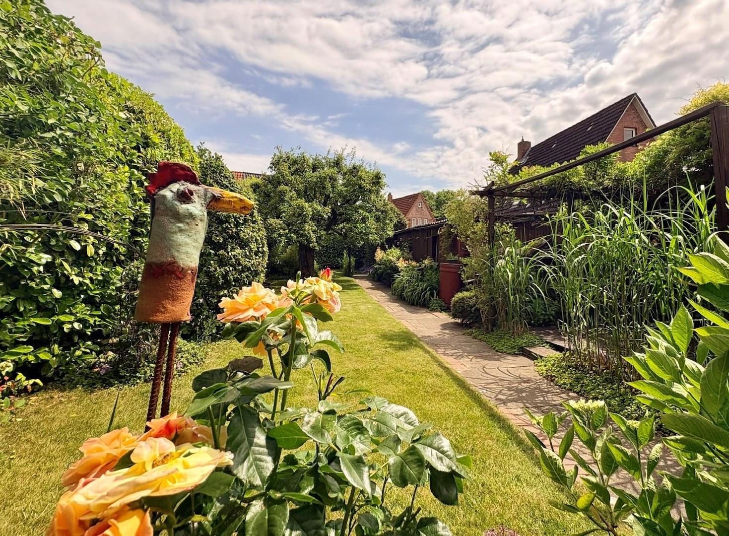 Blick von der Terrasse in den Garten