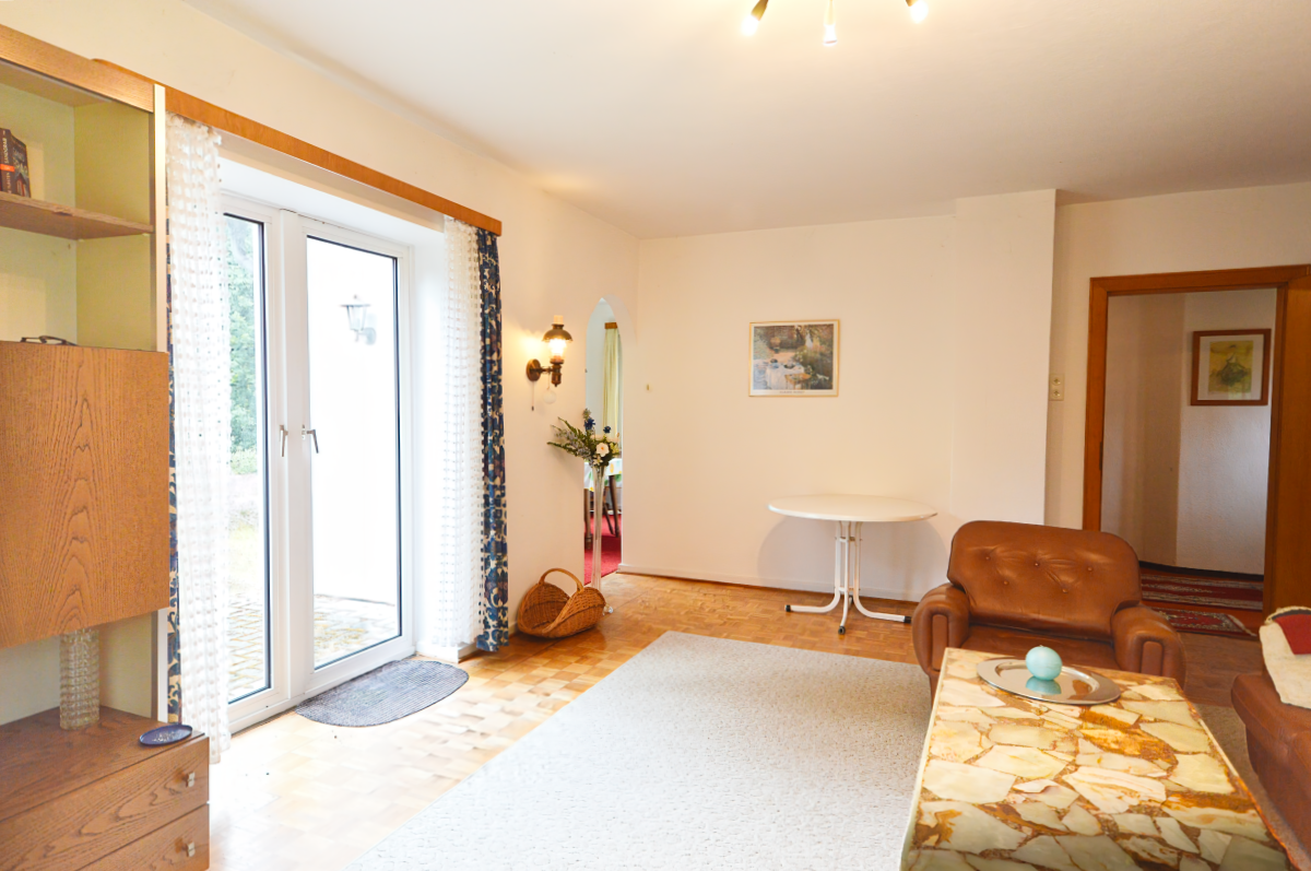 Ursprünglicher Zustand: Wohnzimmer mit angeschlossenem Esszimmer