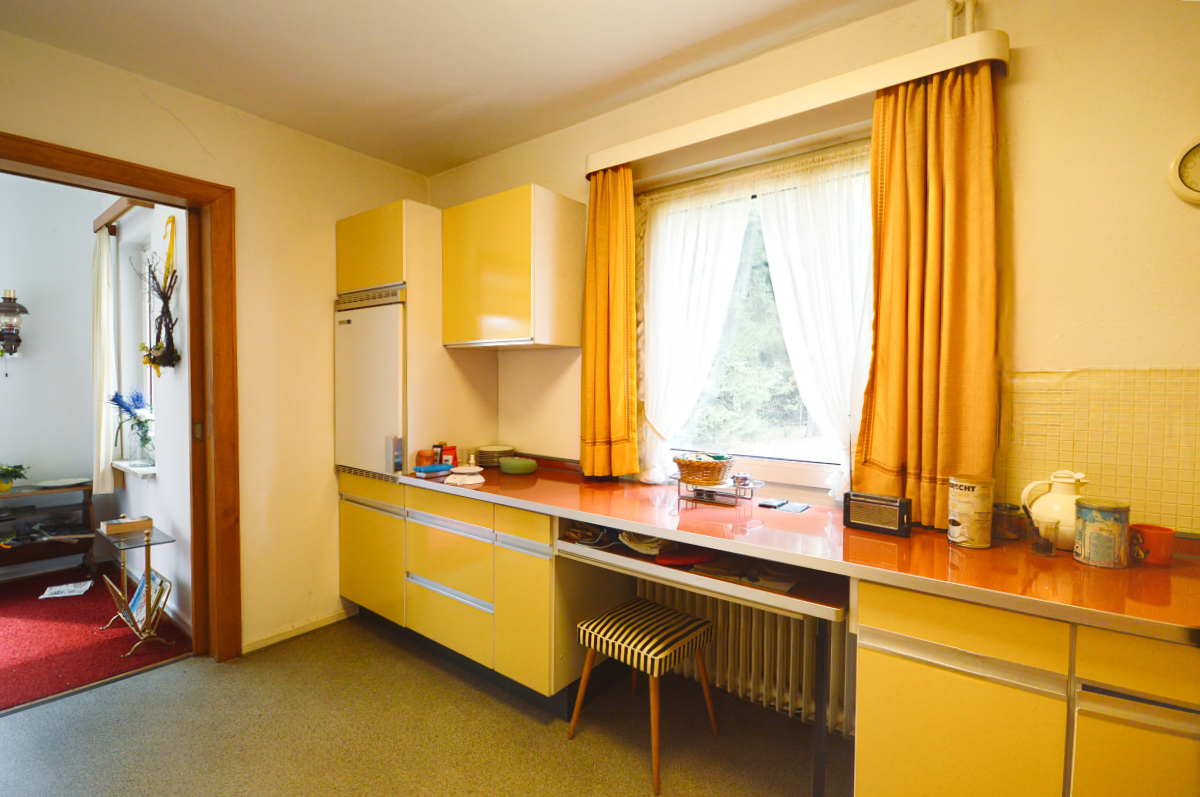 Ursprünglicher Zustand: Helle Küche mit Zugang zum Esszimmer
