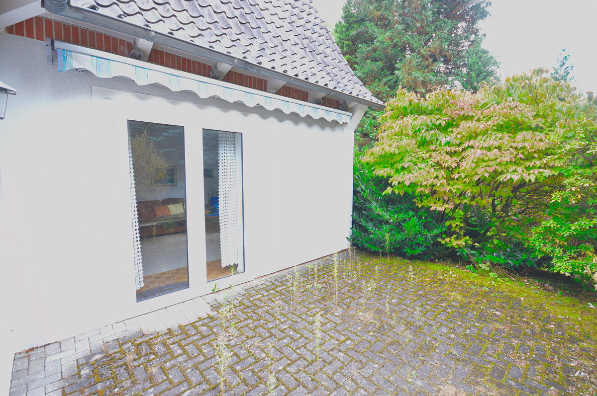 Gemütliche Terrasse mit Markise