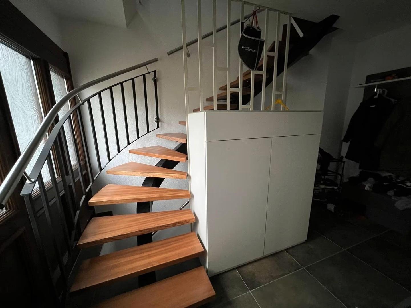 Restaurierte Mahagoni-Treppe