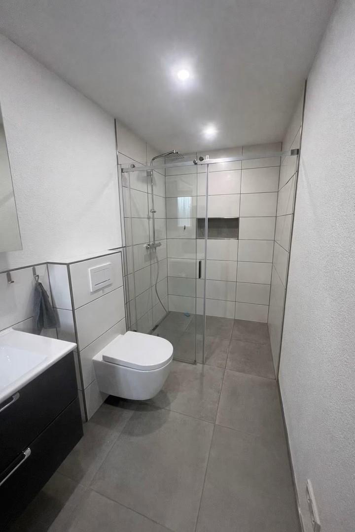 Modernes Duschbad