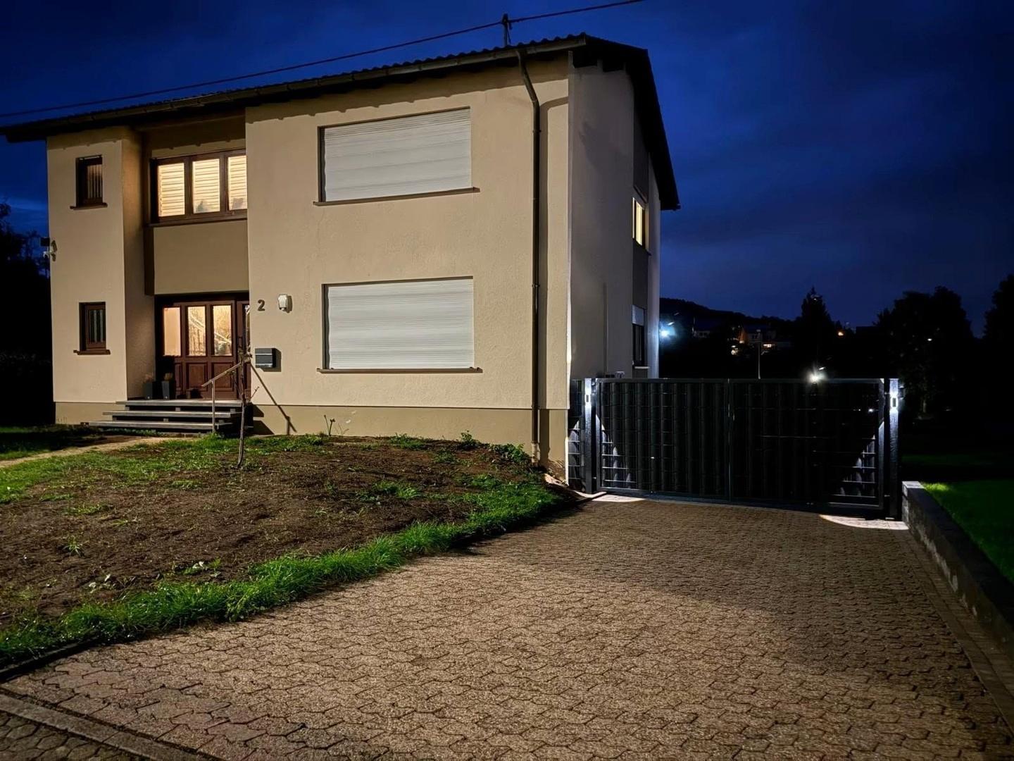 Außenansicht bei Nacht