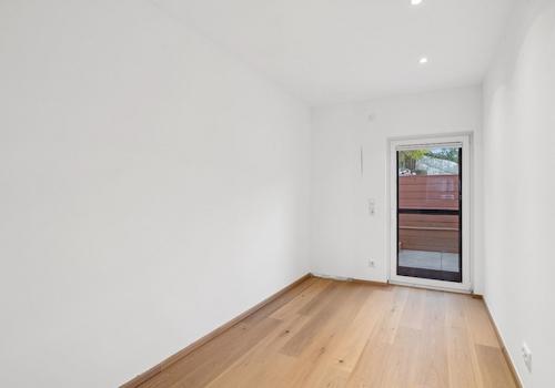 Ankleidezimmer mit Zugang zum Freisitz
