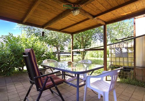 Überdachte freistehende Terrasse