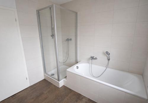 Badezimmer mit Badewanne und Dusche