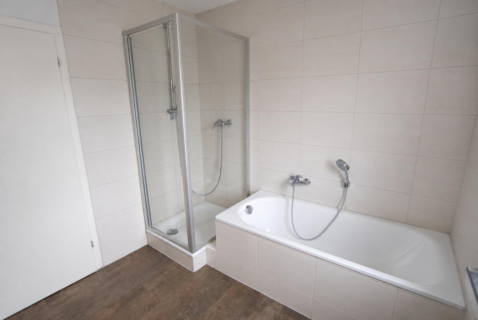 Badezimmer mit Badewanne und Dusche