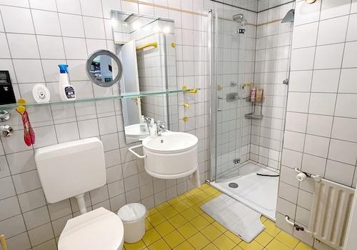 UG Duschbad mit....