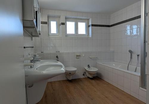 Bad mit doppelwaschbecken