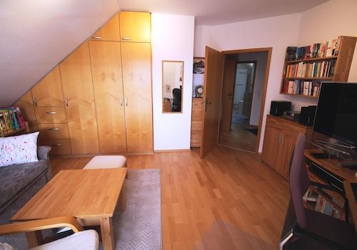 Zimmer mit Einbauschrank OG