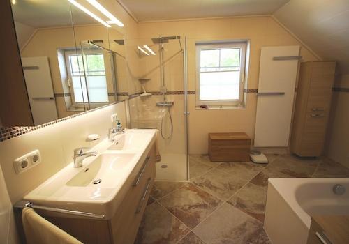 Großes Badezimmer OG