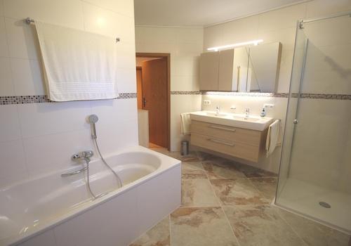Großes Badezimmer OG