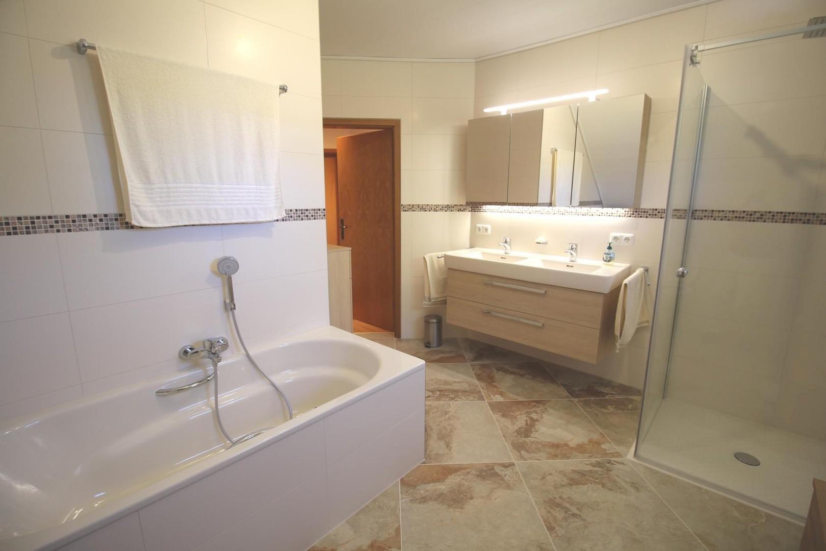 Großes Badezimmer OG