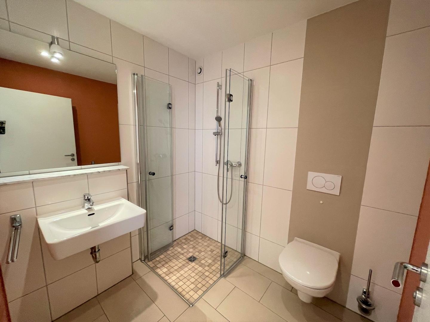 Gäste-WC mit Dusche