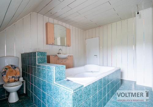 Tageslichtbad mit Badewanne