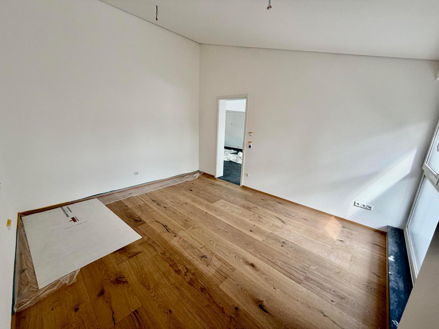 Schlafzimmer 2 zur Türe hin