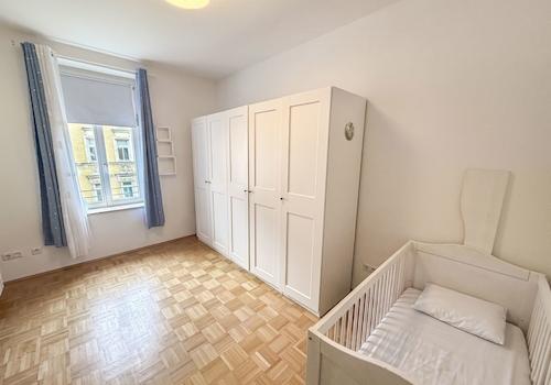 Kinderzimmer mit Parkettboden