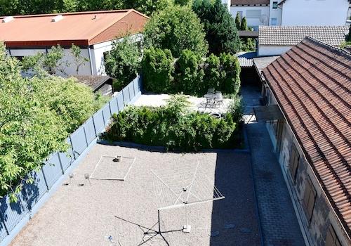 Blick auf das Grundstück und das Nebengebäude