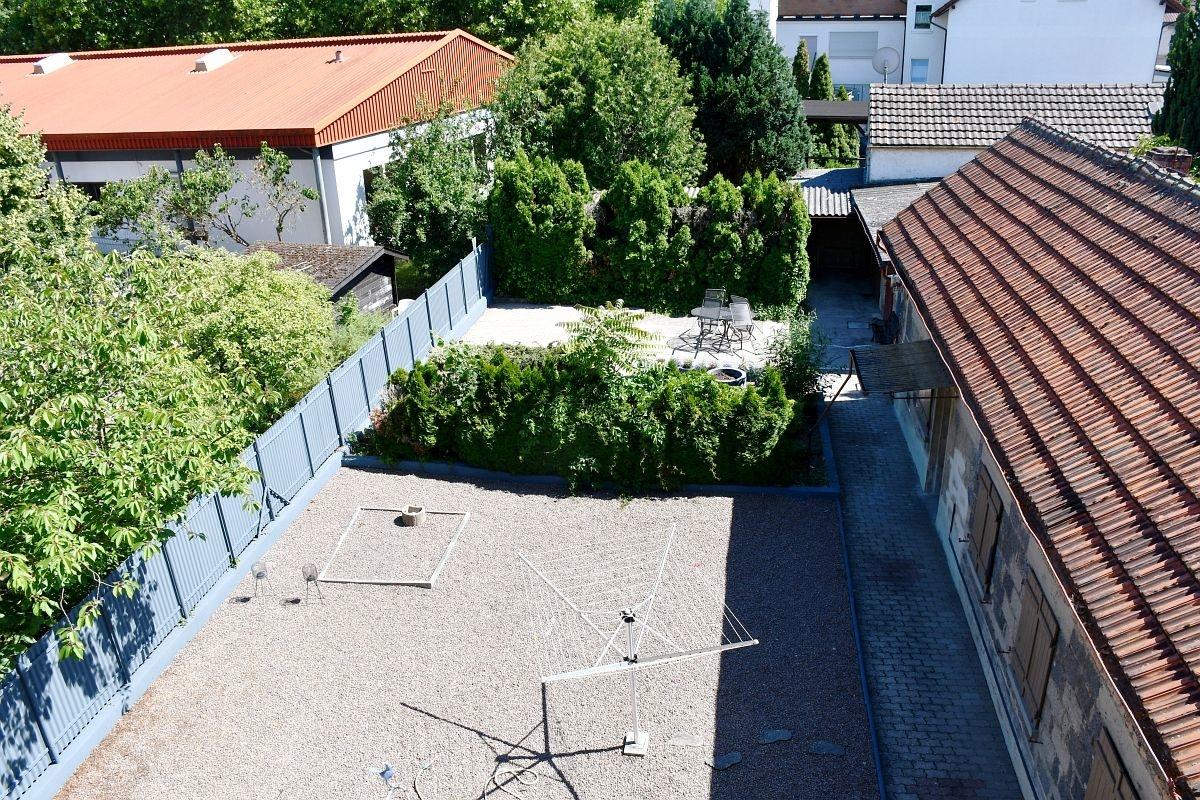 Blick auf das Grundstück und das Nebengebäude
