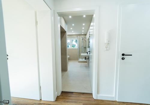Badezimmer (Blick aus Flur)