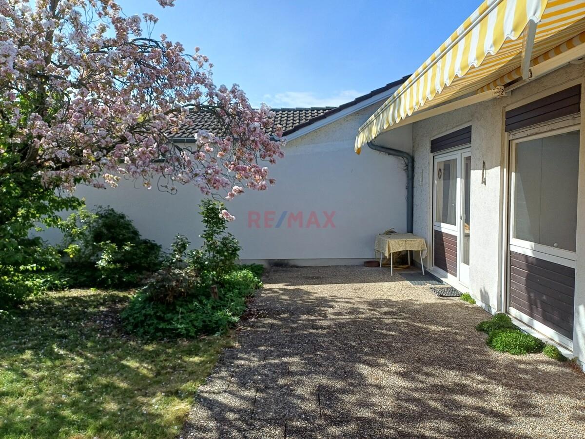 große Terrasse mit Markise