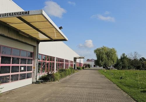 Blick auf Halle und Büro