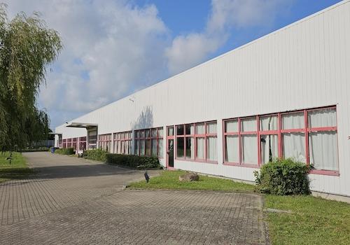 Zufahrt zu den 2 Hallentoren