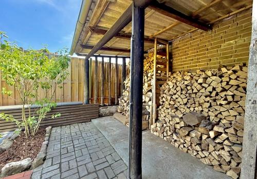 Holzlager für den Kamin