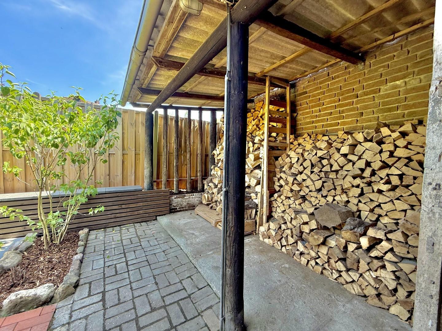 Holzlager für den Kamin