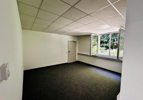 Büro links (mit Tür zur Halle)