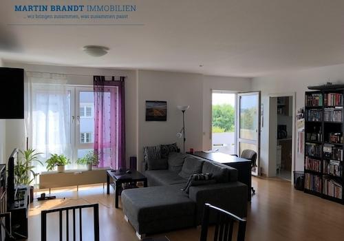 Wohnbereich mit Ausgang zum Balkon