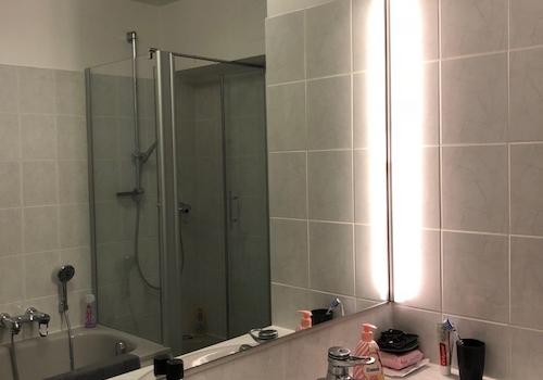 Innenliegendes Bad mit Badewanne und...