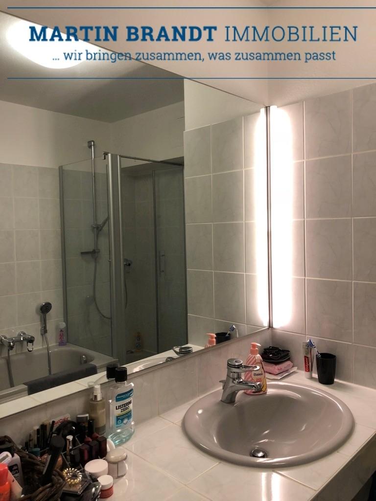 Innenliegendes Bad mit Badewanne und...