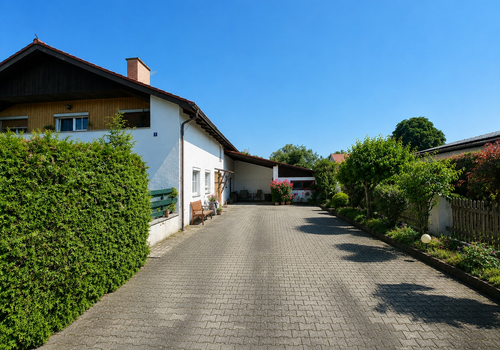 Außenansicht über Einfahrt