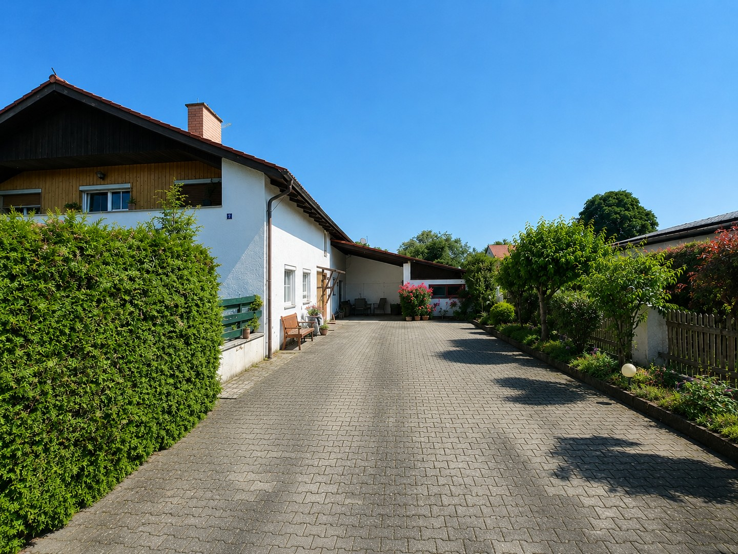 Außenansicht über Einfahrt