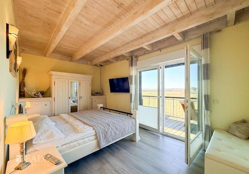 Schlafzimmer mit Balkonzugang