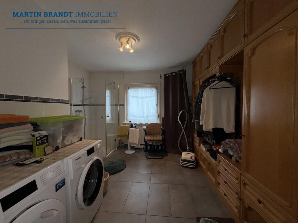jetzt: Hauswirtschaftsraum mit Waschbecken und Dusche