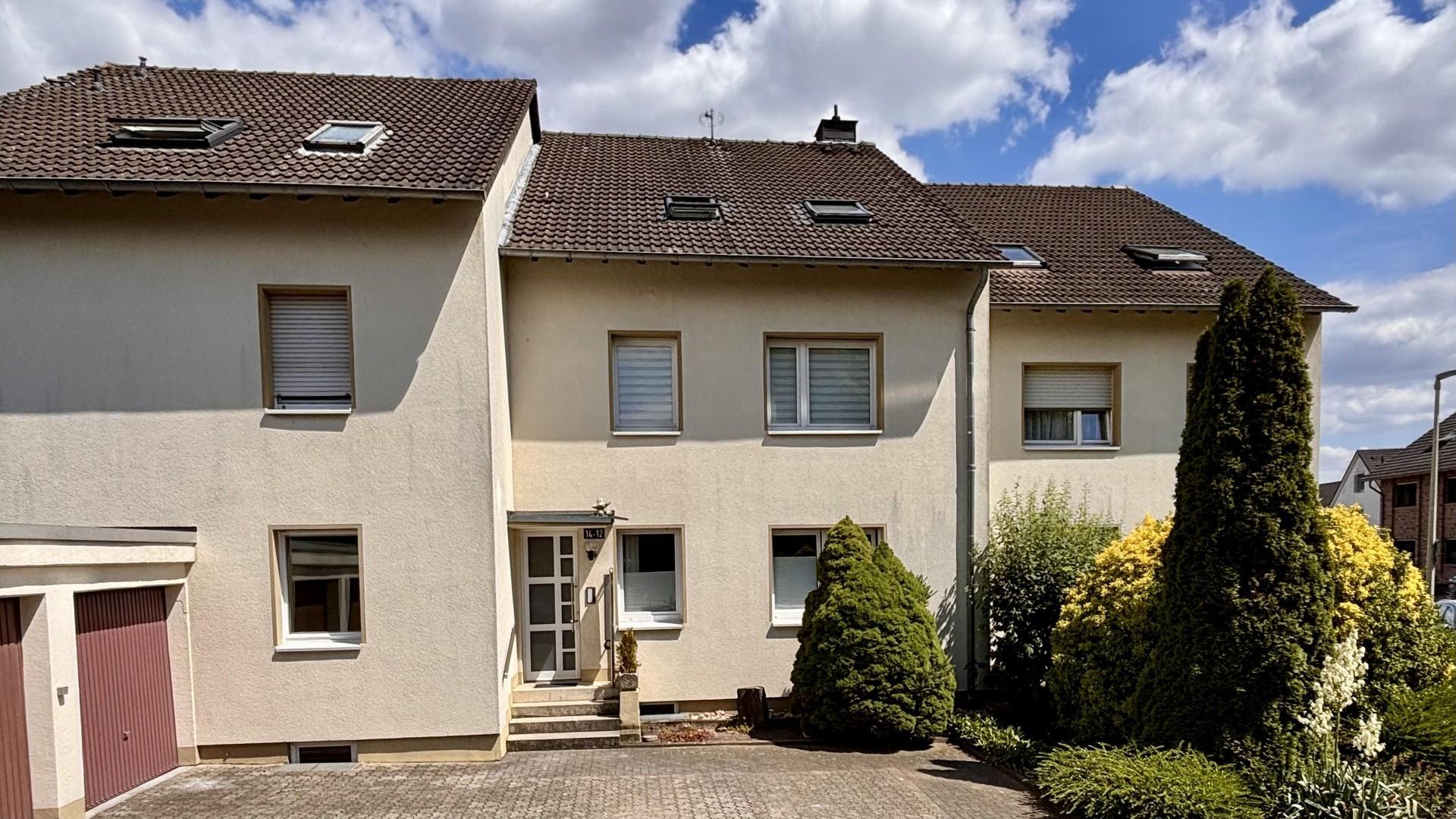 Hausansicht mit Garage
