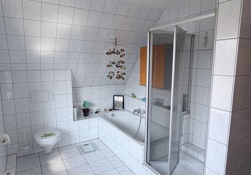 Bad mit Dusche und Wanne